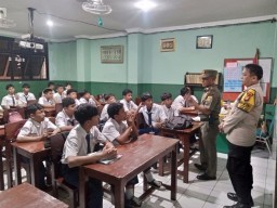 Polsek Pasar Rebo Bersama Satpol PP Berikan Penyuluhan Di SMP Malahayati.