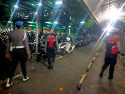 Personil Polres Bandara Ngurah Rai Sisir Tempat Parkir, Antisipasi Curanmor