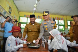 Kapolres Gresik dan Bupati Berbagi Makan Bergizi Untuk Pelajar Sekolah Dasar