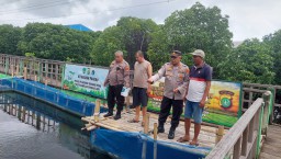 Ketahanan Pangan, Bhabinkamtibmas Lakukan Pendampingan Kepada Petani Ikan.