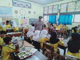 Polsek Ciracas Amankan Pemberian Makanan Bergizi Untuk Ribuan Pelajar Di Susukan.