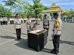 Upacara Sertijab Kabagops dan Kabag SDM Polres Sampang, Dipimpin langsung Kapolres Sampang