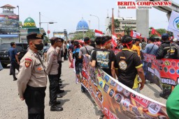 *Aksi Humanis Polres Pelabuhan Tanjung Priok Bagikan Minum Dan Buah Saat Unjuk Rasa*