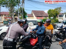 Operasi Keselamatan Semeru 2025 Resmi Dimulai: Satlantas Polres Sampang Sosialisasi dan Pembagian Brosur ke Pengguna Jalan