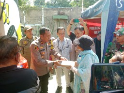 Polres Metro Jakarta Timur Gelar Aksi Sosial, Bagikan 300 Nasi Box untuk Warga Kebon Pala.