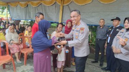 Polres Metro Jakarta Timur Gelar Aksi Sosial Berbagi Makanan Untuk Warga Rawabunga.