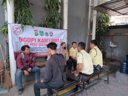Bhabinkamtibmas Kel.Kampung Melayu Gelar "Ngopi Kamtibmas" untuk Warga Ciptakan Lingkungan Aman.