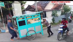 Aksi Heroik Personil Satlantas Polres Sampang, Bantu Dorong Gerobak pedagang