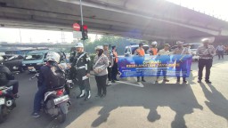 Operasi Keselamatan Jaya 2025 Polres Jakarta Timur Sosialisasikan Tertib Lalu Lintas Di TL Halim Baru.