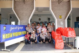 Si Propam Polres Metro Jakarta Timur Gelar Jumat Berkah Untuk Masyarakat.