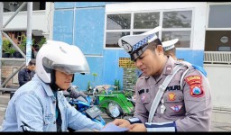 Tanda Sayang Polisi Bangkalan, Bagikan Cokelat dan Bunga Bagi Pengendara Tertib Berlalulintas