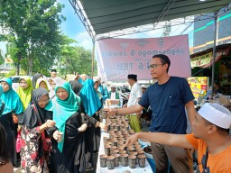 Peringatan Haul Agung Sunan Ampel ke-548 Raden Rahmat, Tiga Ormas Bagikan Kopi Teh Serta Pop Mie Gratis ke Para Jama'ah