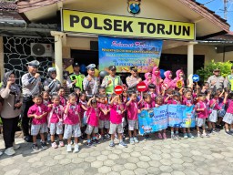 Siswa-Siswi Taman Kanak-Kanak, kunjungi Mapolsek Torjun Polres Sampang 