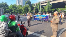 Sosialisasi Kamseltibcarlantas Dalam Operasi Keselamatan Jaya 2025 Di Jakarta Timur.