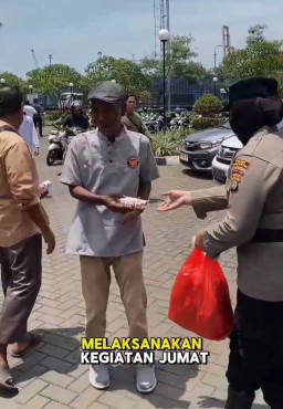Indahnya Kebersamaan Berbagi Kebaikan, Kasatbinmas Bagikan Makanan Siap Santap.