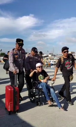 Pelayanan Sepenuh Hati Bhabinkamtibmas Muara Angke, Bantu Anak Disabilitas Naik Kapal.