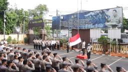 Upacara Peringatan Hari Kesadaran Nasional 2025 Polres Metro Jakarta Timur Berlangsung Khidmat.