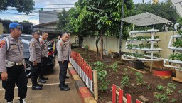 Wakapolres Metro Jakarta Timur Tinjau Kesiapan Hidroponik Di Polsek Ciracas Dukung Program Ketahanan Pangan.