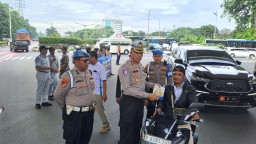 Polres Metro Jakarta Timur Gelar Sosialisasi Kamseltibcarlantas Untuk Meningkatkan Keselamatan Lalu Lintas.