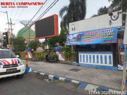 Satlantas Polres Sampang Gelar Pemasangan Spanduk Himbauan Operasi Keselamatan Semeru - 2025