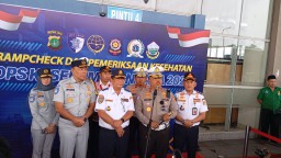 Kakorlantas Polri Tinjau Kesiapan Sopir Dan Kendaraan Dalam Ops Keselamatan Jaya 2025 Di Terminal Pulogebang.
