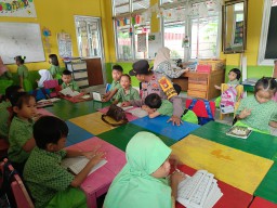 Polsek Kramat Jati Gelar Kegiatan Mengaji Dan Menulis Arab Untuk Anak-anak Pasar Induk.