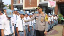 Police Go To School di SMK Negeri 1 Singaraja: Kapolres Buleleng Berikan Pembekalan Wawasan Kebangsaan dan Disiplin Diri Kepada Pelajar