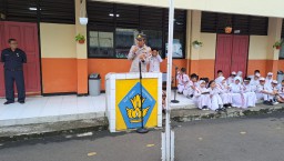 Polsek Jatinegara Laksanakan Program Senin Pintar, Berikan Pembinaan kepada Pelajar SDN Cipinang Muara 04.