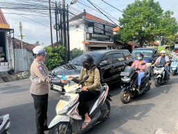 Bagikan Brosur dan Sosialisai, Polda Bali Ajak Masyarakat Tertib Lalu Lintas