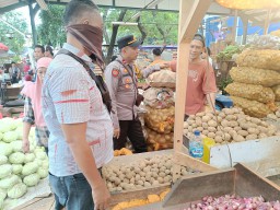 Polsek Kramatjati Gelar Patroli Dan Pengecekan Ketahanan Pangan Di Pasar Induk.