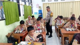 Polsek Cakung Lakukan Monitoring Program Makan Bergizi Gratis (MBG) di Pulogebang, Dukung Ketahanan Gizi Anak-anak Di Jakarta Timur.