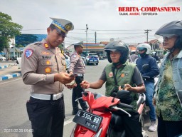 Patroli dan Pemeriksaan Kendaraan Demi Terwujudnya Kamseltibcarlantas Dalam Operasi Keselamatan Semeru 2025 Polres Sampang