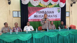 Polres Metro Jakarta Timur Berbagi Kepedulian, Bagikan 300 Nasi Box di Cipinang Besar Selatan.