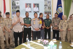 Pj Bupati Bangkalan Pamit di Hari Terakhir Bertugas, AKBP Hendro Sukmono Beri Kado Perpisahan