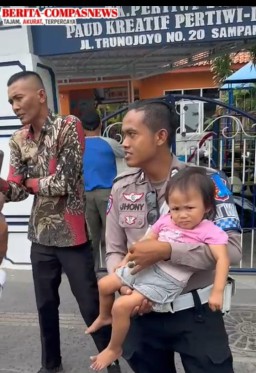 Anggota Satlantas Polres Sampang mengamankan balita Yang Tersesat Depan TK Pertiwi jalan Trunojoyo Sampang