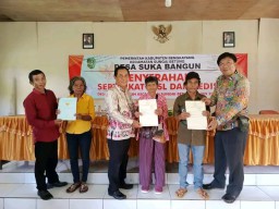 Kepala Desa Suka Bangun Serahkan 376 Sertifikat Tanah kepada Warga Dusun Sengkabang Melalui Program PTSL