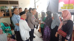 Polres Metro Jakarta Timur Laksanakan Giat Peduli Dengan Pembagian Makan Gratis di Ciracas.