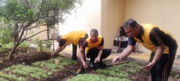 Polsek Cipayung Laksanakan Pemupukan Tanaman Kangkung Dan Terong Untuk Ketahanan Pangan.