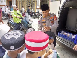 Polsek Cakung Gelar Kegiatan Jumat Peduli Dengan Membagikan 150 Paket Snack Di Masjid Jami Al - As Sholikin.