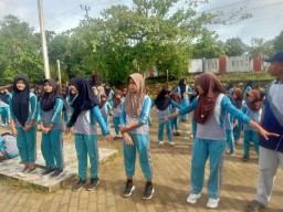 Senam Anak Indonesia Hebat di SDN Cihanjuang 1 Kecamatan Cibaliung