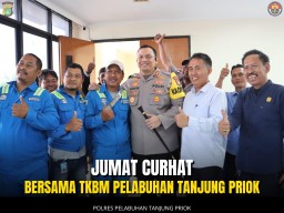 Jumat Curhat Dan Beri Sembako, Kapolres Berbagi Kebahagian Dengan Buruh.
