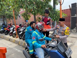 Wujudkan Syukurmu Berbagi Kebaikan, Satbinmas Bagikan Sarapan Gratis, Untuk Buruh.