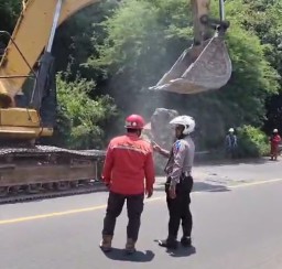 Kapolres Probolinggo Datangi Lokasi Pastikan Penyebab Jatuhnya Batu Besar di Jalan Raya Paiton