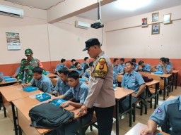 Polsek Cakung Awasi Program Makan Bergizi Di Penggilingan: 3.235 Porsi Disalurkan Untuk Siswa.