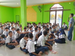 Polres Metro Jakarta Timur Lakukan Penyuluhan Bahaya Kenakalan Remaja Melalui Program Mahasiswa Mengajar Di SMP 198 Jakarta.