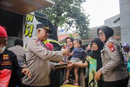 Bakti Sosial Polres Metro Jakarta Timur: Bagikan 300 Paket Makan Gratis Untuk Warga Ceger.
