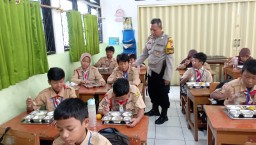 Polisi Lakukan Monitoring Makan Bergizi Gratis (MBG) Di Pulogebang, Cakung: 3.189 Porsi Untuk Anak-Anak.