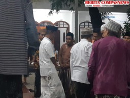 Di tengah jadwal padatnya, Kapolres Sampang Menyempatkan Diri Menghadiri Tahlil Hari ketiga Nyai Hj. Siti Ghoutsiyah Binti KH. Wardi Siradj