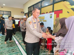 Kapolsek Kawasan Kali Baru Membahagiakan Anak Yatim Piatu.