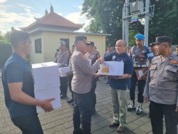 Personil Polres Bandara Ngurah Rai Terima Bingkisan Nyepi Dari Kapolda Bali